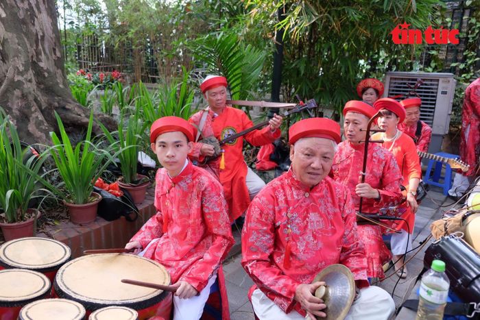 Đội nhạc lễ với các nhạc cụ truyền thống.