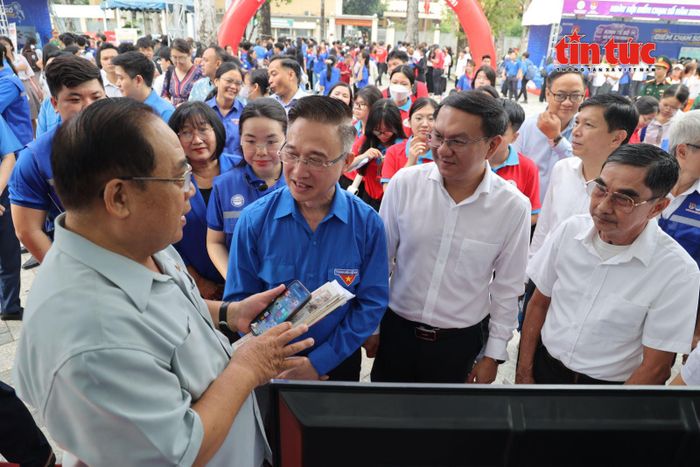 Ông Đặng Minh Thông, Phó Bí thư Thành ủy TP Hồ Chí Minh, cùng các đại biểu trải nghiệm các không gian công nghệ tại Ngày hội “Điểm chạm số 2026”.