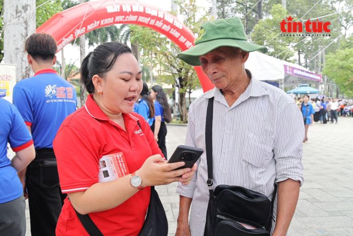 Người bán vé số được hỗ trợ cập nhật thông tin thuê bao và hướng dẫn sử dụng các tiện ích số tại Ngày hội “Điểm chạm số 2026”.