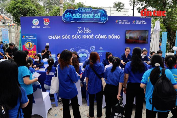 Người dân được trải nghiệm khám, tư vấn sức khỏe và tiếp cận các tiện ích tại trạm “Sức khỏe số” trong khuôn khổ Ngày hội “Điểm chạm số 2026”.