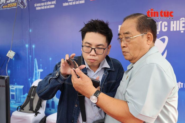 Người cao tuổi và cán bộ hưu trí được hướng dẫn cài đặt, sử dụng Sổ tay Đảng viên điện tử tại trạm “Đảng viên số”.