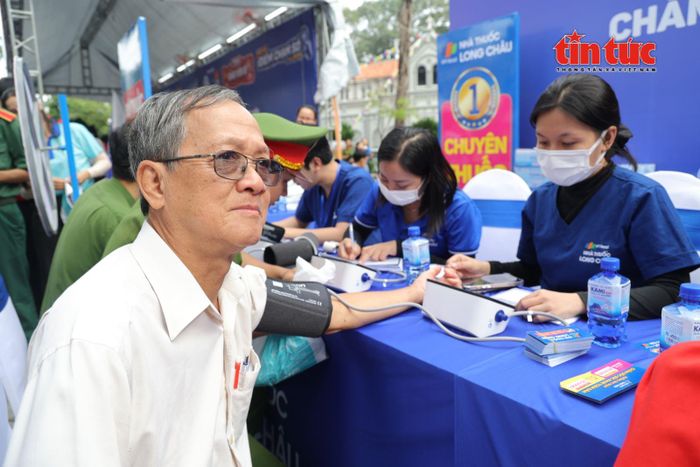 Ông Nguyễn Quốc Minh được khám và tư vấn sức khỏe tại Ngày hội.