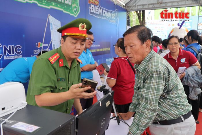 Ông Nguyễn Hiệp Liệt được hướng dẫn các tiện ích số tại Ngày hội “Điểm chạm số 2026”.