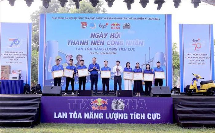 Các cán bộ Hội, Đoàn tiêu biểu tại các khu công nghiệp tại Phú Thọ được tuyên dương vì có nhiều đóng góp trong công tác hỗ trợ, đồng hành cùng thanh niên công nhân. Ảnh: Hoàng Hùng/TTXVN