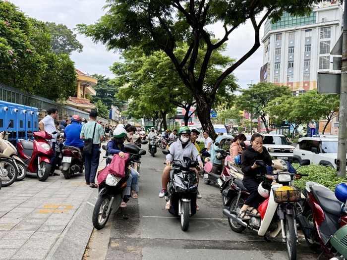 Phụ huynh học sinh đồng hành với các em tại các điểm thi.