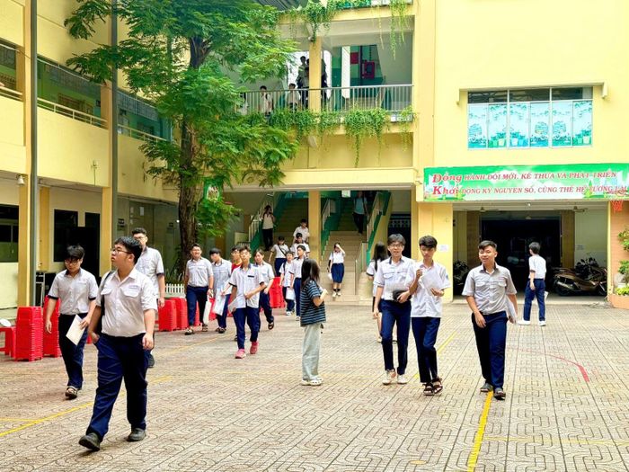 Thí sinh trước giờ làm thủ tục tại điểm thi Trường THCS Đồng Khởi.