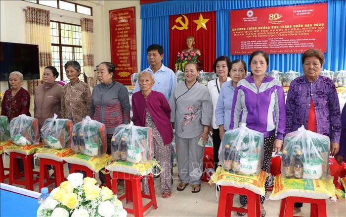 Trao quà cho hộ nghèo, hộ khó khăn. Ảnh: Thanh Hòa/TTXVN