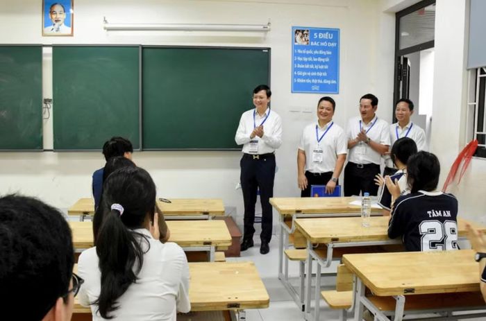 Giám đốc Sở GD&ĐT Hà Nội Nguyễn Văn Hiền và đoàn công tác động viên thí sinh trước giờ thi. Ảnh: PT.
