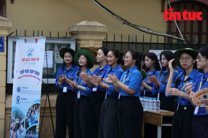 Đội ngũ tình nguyện góp phần thành công của kỳ thi. Ảnh: Lê Phú