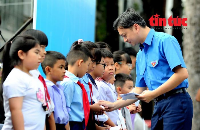 Ông Nguyễn Minh Triết, Bí thư Trung ương Đoàn, Chủ tịch Hội Sinh viên Việt Nam, trao tặng học bổng cho các học sinh khó khăn, vượt khó học giỏi tại lễ ra quân.