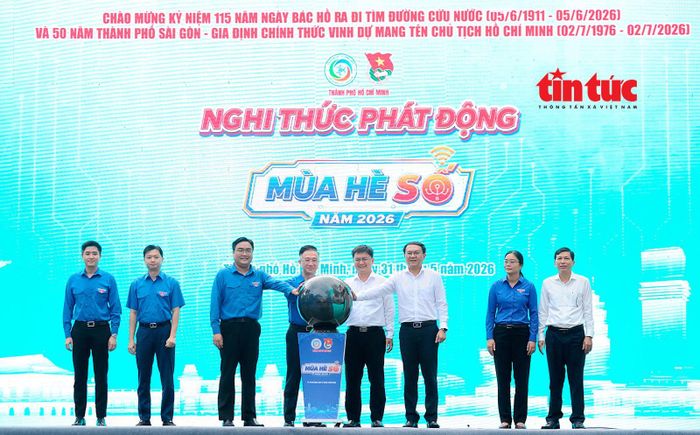 Lãnh đạo TP Hồ Chí Minh thực hiện nghi thức phát động mùa hè số tại chương trình.