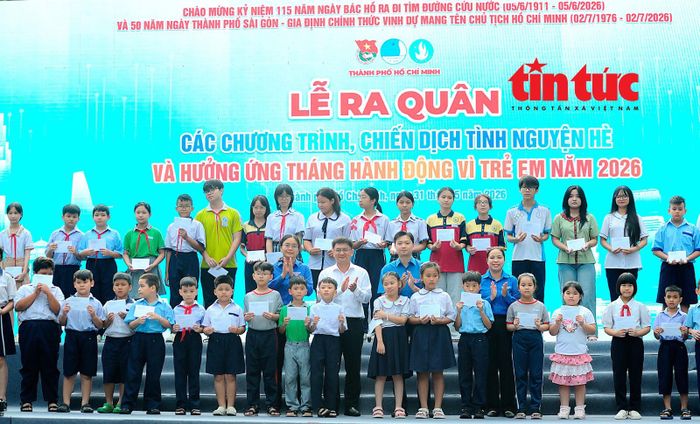 Lãnh đạo Trung ương Đoàn và TP Hồ Chí Minh trao tặng học bổng cho các học sinh tại chương trình.