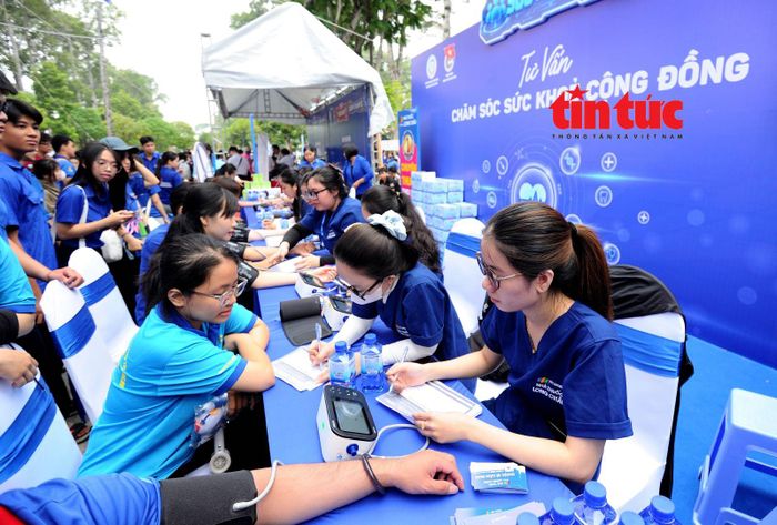 Các sinh viên tình nguyện tham gia gian hàng tư vấn sức khỏe tại buổi lễ.