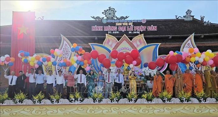 Chư tôn Giáo phẩm cùng đại diện lãnh đạo các cấp thực hiện nghi thức thả bóng bay cầu hòa bình. Ảnh: Ngọc Thiện/TTXVN