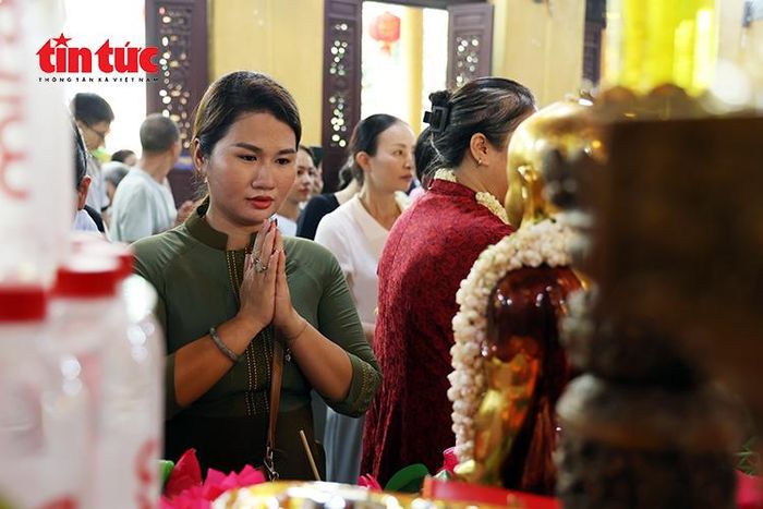 Cận cảnh nghi thức tắm Phật tại chùa Quán Sứ trong sáng 31/5.