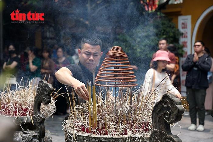 Người dân chắp tay cầu nguyện bình an trong không khí trang nghiêm của mùa Phật đản.