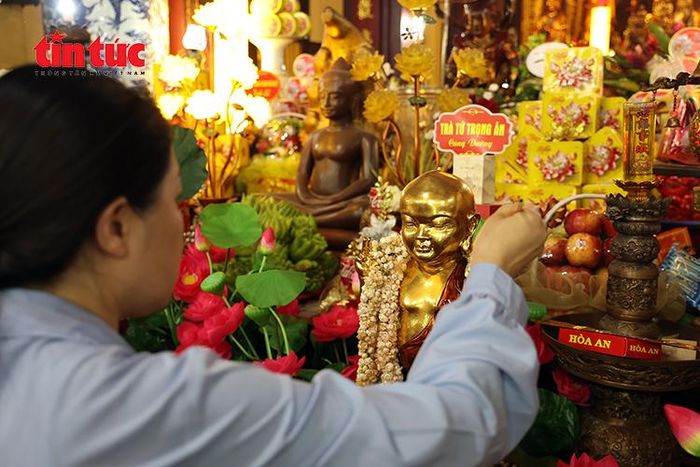 Nghi thức tắm Phật thu hút đông đảo Phật tử tham gia trong ngày Đại lễ Phật đản.