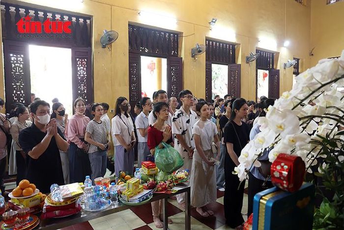 Nhiều người dân xếp hàng vào chính điện dâng hương, lễ Phật trong ngày Rằm tháng 4 âm lịch.
