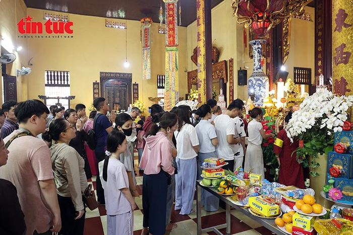 Dòng người thành kính lễ Phật, tham dự các nghi thức truyền thống trong mùa Phật đản Phật lịch 2570.