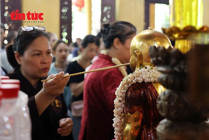 Phật tử thực hiện nghi thức tắm Phật, nghi lễ mang ý nghĩa thanh lọc thân tâm, hướng tới điều thiện lành.