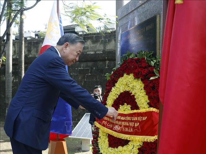 Tổng Bí thư, Chủ tịch nước Tô Lâm dâng hoa tại Tượng đài Chủ tịch Hồ Chí Minh trong Công viên ASEAN, thành cổ Intramuros. Ảnh: Thống Nhất/TTXVN