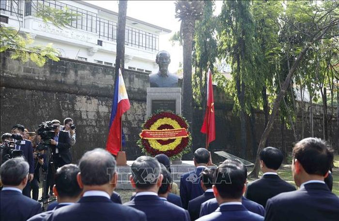 Tổng Bí thư, Chủ tịch nước Tô Lâm và Phu nhân cùng đoàn đại biểu cấp cao Việt Nam dâng hoa tại Tượng đài Chủ tịch Hồ Chí Minh trong Công viên ASEAN, thành cổ Intramuros. Ảnh: Thống Nhất/TTXVN