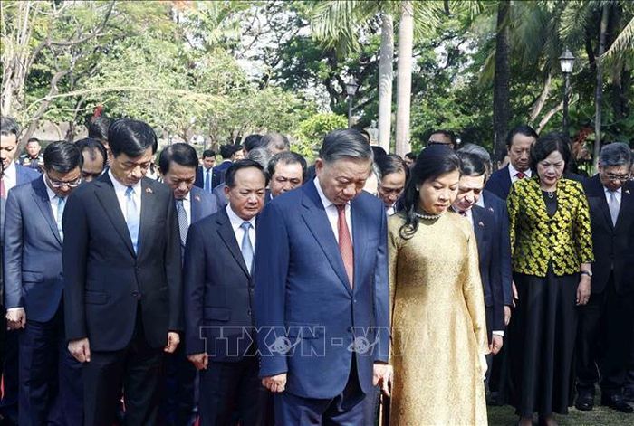 Tổng Bí thư, Chủ tịch nước Tô Lâm và Phu nhân cùng đoàn đại biểu cấp cao Việt Nam kính cẩn tưởng niệm Chủ tịch Hồ Chí Minh trước Tượng đài của Người trong Công viên ASEAN, thành cổ Intramuros. Ảnh: Thống Nhất/TTXVN