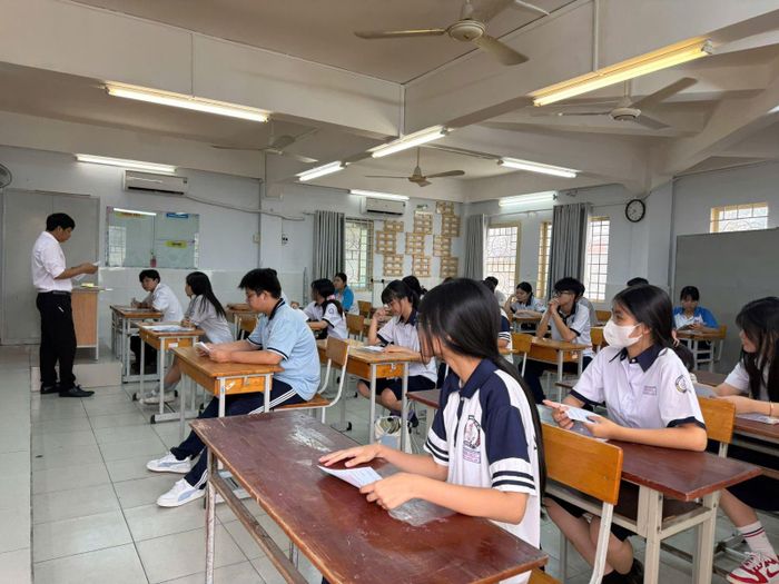 Thí sinh nghe phổ biến quy chế và kiểm tra lại thông tin tại điểm Trường THCS Đồng Khởi (phường Bến Thành).