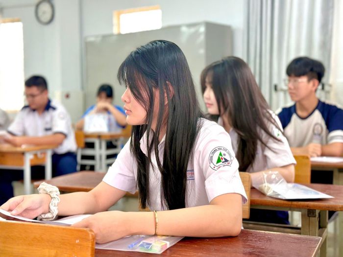 Các em học sinh chăm chú lắng nghe phổ biến quy chế thi.