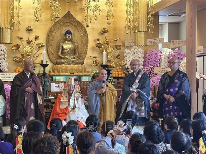 Ni sư Thích Tâm Trí, trụ trì Chùa Đại Ân Tokyo, phát biểu tại Đại lễ Phật Đản và Lễ nhập tự Chùa Đại Ân Tokyo. Ảnh: Nguyễn Tuyến/Pv TTXVN tại Nhật Bản