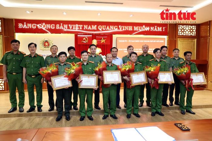 TP Hồ Chí Minh biểu dương lực lượng công an phá nhanh vụ án có yếu tố nước ngoài. Ảnh: Mạnh Linh/Báo Tin tức và Dân tộc