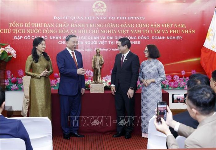 Tổng Bí thư, Chủ tịch nước Tô Lâm và Phu nhân tặng bức tượng Chủ tịch Hồ Chí Minh cho Đại sứ quán Việt Nam tại Philippines. Ảnh: Thống Nhất/TTXVN