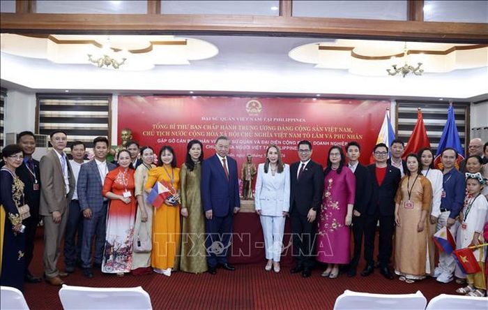 Tổng Bí thư, Chủ tịch nước Tô Lâm và Phu nhân với cán bộ, nhân viên Đại sứ quán và đại diện cộng đồng, doanh nghiệp, chuyên gia người Việt Nam tại Philippines. Ảnh: Thống Nhất/TTXVN