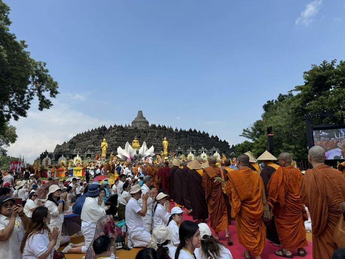 Các nhà sư tham gia đoàn rước.