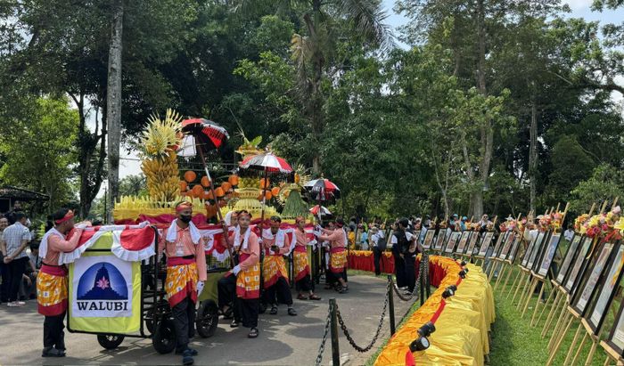Đoàn rước phẩm vật.