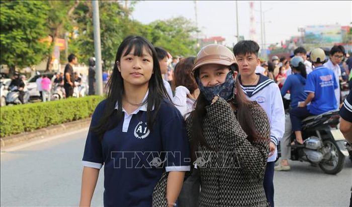 Gia đình đón thí sinh sau khi các em kết thúc phần thi Ngoại ngữ.
