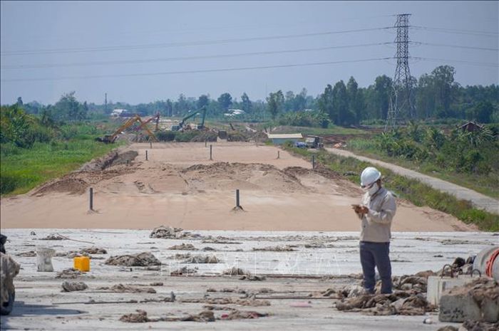 Tính đến thời điểm tháng 5/2026, khối lượng cát thực tế được vận chuyển về tới công trường đoạn qua Cần Thơ mới chỉ đạt khoảng 10,579 triệu m³ trong tổng số nhu cầu hơn 16,6 triệu m3.