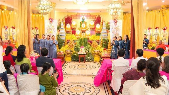 Một tiết mục văn nghệ của kiều bào chào mừng Đại lễ Phật đản tại chùa Phật Tích ở Vientiane. Ảnh: Xuân Tú/PV TTXVN tại Lào