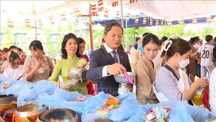 Đại sứ Việt Nam tại Lào Nguyễn Minh Tâm cùng Phu nhân và các đại biểu tham dự nghi thức Tắc Bạt (Xay Bạt) cúng giàng chư tăng. Ảnh: Xuân Tú/PV TTXVN tại Lào
