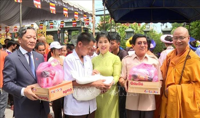 Đại sứ Nguyễn Minh Tâm cùng Phu nhân trao quà từ thiện cho các hộ gia đình có hoàn cảnh khó khăn tại địa phương nhân dịp Đại lễ Phật đản. Ảnh: Xuân Tú/PV TTXVN tại Lào