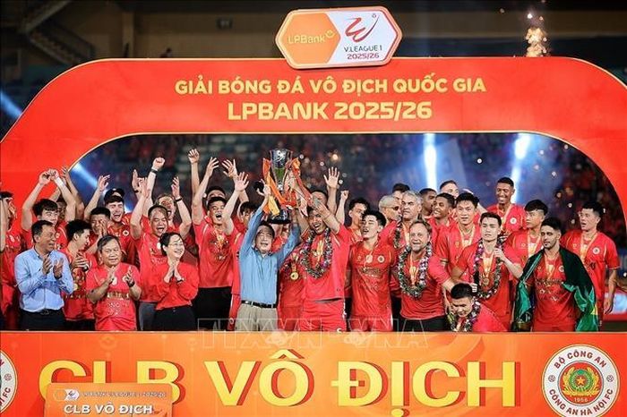 CLB Công an Hà Nội nâng cao cúp vô địch V-League 2025/26 trên sân vận động Hàng Đẫy. Ảnh: Phạm Tuấn Anh/TTXVN
