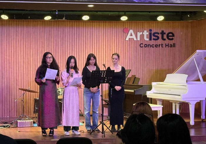 Mai Linh (bìa trái) cùng nhóm “Maison des Lyceéns du LFI Duras” thuộc Trường Quốc tế Pháp LFI Duras chia sẻ tại chương trình triển lãm và biểu diễn nghệ thuật “Vẽ giấc mơ em”.