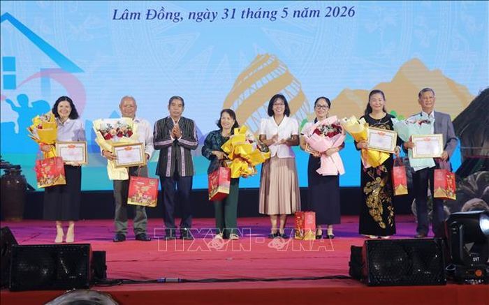 Các gia đình văn hóa tiêu biểu được tỉnh Lâm Đồng tôn vinh vì có nhiều đóng góp trong xây dựng gia đình no ấm, tiến bộ, hạnh phúc, văn minh và phát triển cộng đồng.