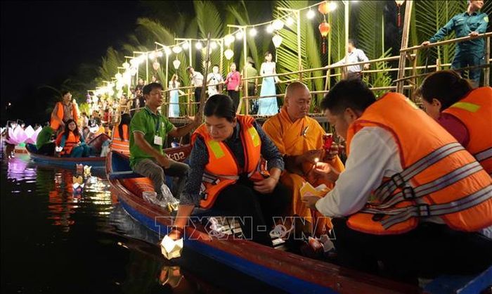 Các đại biểu tham dự thả hoa đăng trên sông Kinh.