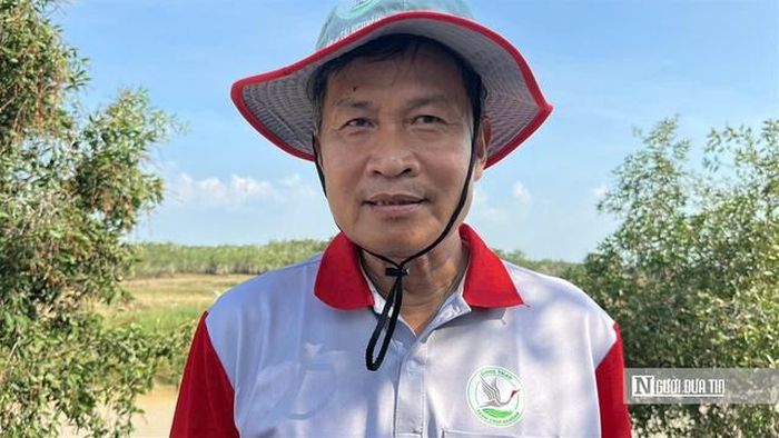 Tiến sĩ Trần Triết chia sẻ với phóng viên về câu chuyện bảo tồn hệ sinh thái Tràm Chim. (Ảnh: Bùi Đạt).