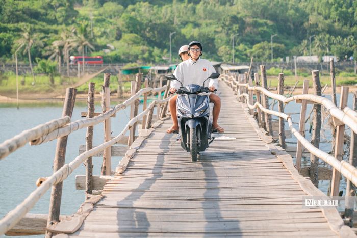 Ngay khi lũ rút, người dân địa phương lại nhanh chóng bắt tay vào việc xây mới cầu để đảm bảo giao thông thông suốt. Giờ đây, công trình trở thành tuyến giao thông quan trọng, giúp người dân rút ngắn quãng đường di chuyển khoảng 14 – 15 km khi đi từ khu vực Tuy An Đông ra Quốc lộ 1A sang Xuân Đài.