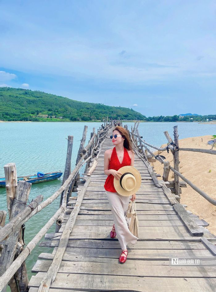 Chị Tô Thị Hải Ly (Tp. Hà Nội) cho biết, đây là lần đầu tiên chị đến Phú Yên và trải nghiệm đi cây cầu gỗ này. “Cảm giác đi qua cây cầu này thật lạ, có một chút lo vì mình chạy xe đến đâu, các cọc tre, ván gỗ rung lên bần bật đến đó. Nhưng chính âm thanh này khiến mình thấy thú vị vô cùng”, chị Ly hào hứng.