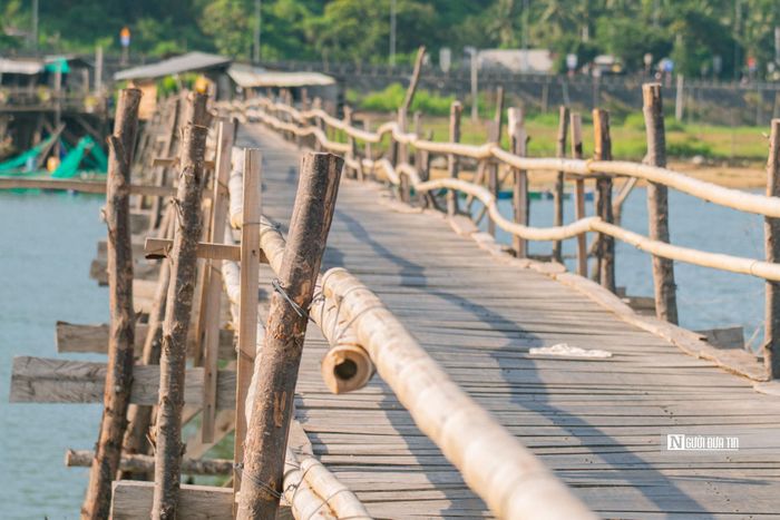 Hệ thống trụ và lan can sử dụng tre già chịu lực. Điểm đặc biệt trong kỹ thuật xây dựng là việc hạn chế tối đa đinh ốc, thay vào đó các mối nối được cố định bằng dây kẽm và chốt mộc thủ công, tạo nên tiếng cót két đặc trưng mỗi khi có xe cộ đi qua.