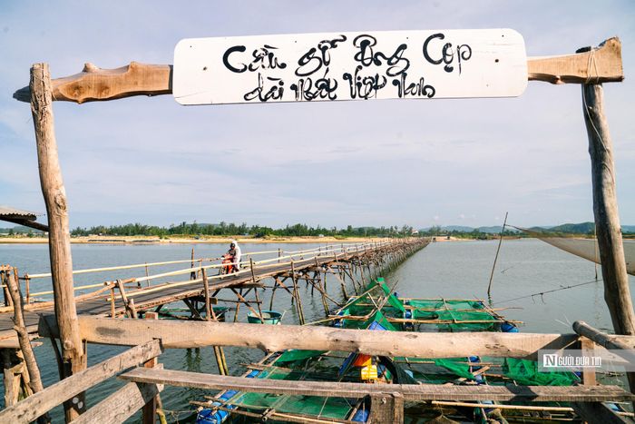 Cầu gỗ Ông Cọp được xây dựng lần đầu vào năm 1998 với vốn đầu tư 1 tỷ đồng do ông Nguyễn Phước Thọ (Tp. Nha Trang, Khánh Hòa) tự bỏ tiền đầu tư. Sau này có nhiều người cùng góp vốn và quản lý.