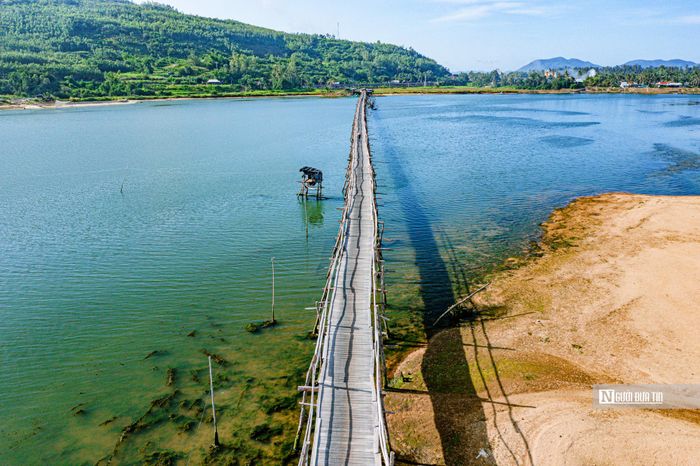 Cầu gỗ Ông Cọp áng ngữ ở vị trí cửa ngõ, nối hàng loạt danh lam thắng cảnh, di tích lịch sử phía Đông Đắk Lắk như vịnh Xuân Đài, gành Đá Đĩa, đầm Ô Loan, … Mỗi thời điểm, nơi đây mang một vẻ đẹp khác nhau. Khi bình minh thơ mộng, khi hoàng hôn nhuộm vàng, du khách có thể chọn thời điểm để khám phá, trải nghiệm.